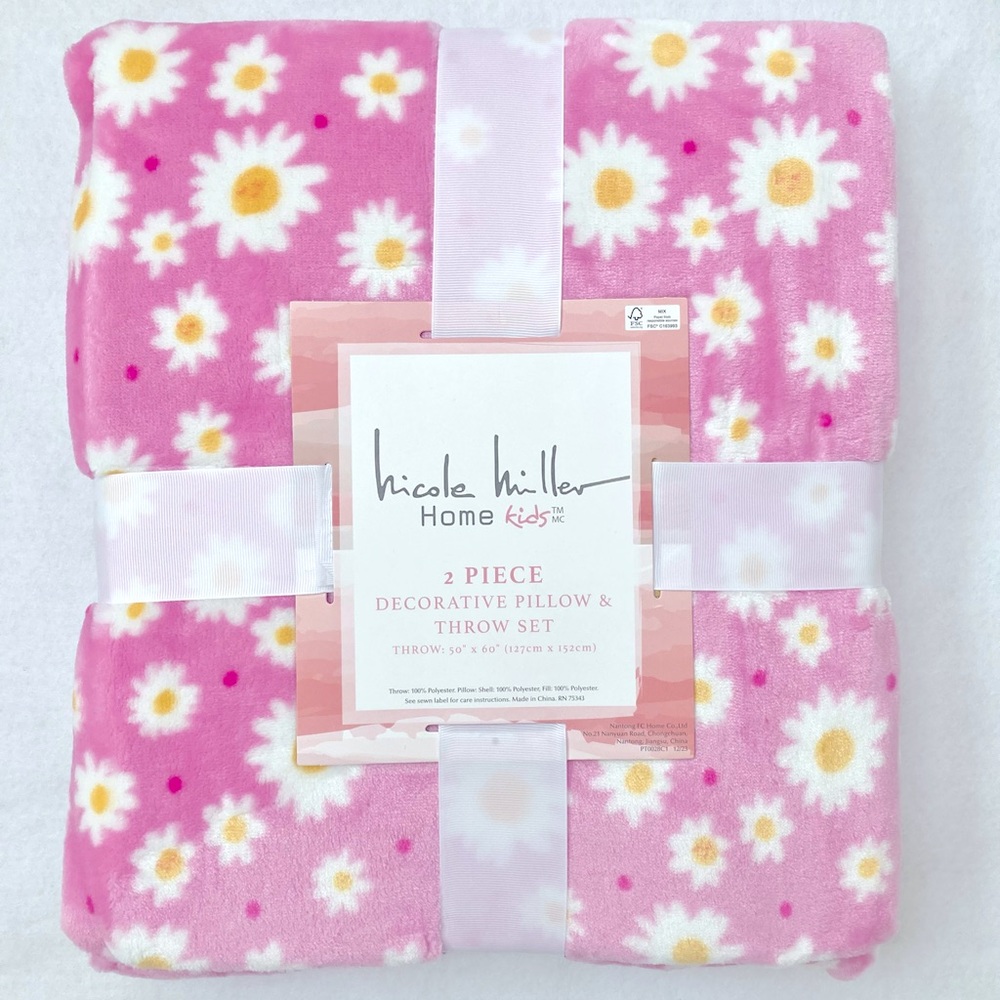 Nicole Miller Home Kids pink daisies decorative throw blanket